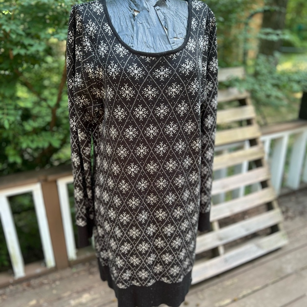 Falls Creek Black and White Long Sleeve Scoop Neck Sweater Dress